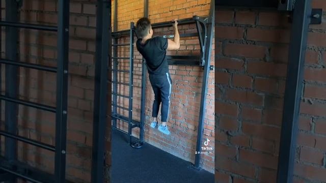 Подтягивание обратным средним хватом на бицепс