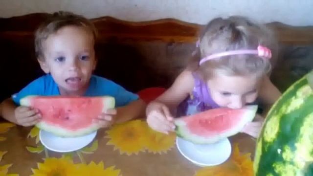 Кто принес арбуз?  Вкусный и аппетитный арбуз.