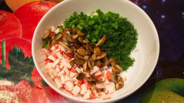 Салат с крабовыми, рисом и грибами