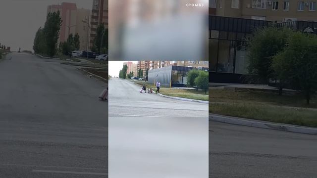 В Оренбурге семейная пара гуляла по городу с ребёнком сидевшем в клетке.