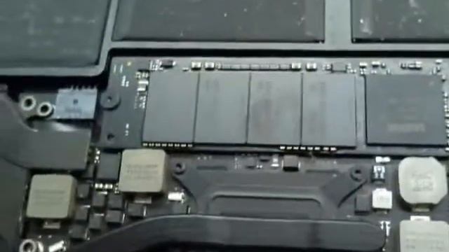Bên trong MacBook Air A1465