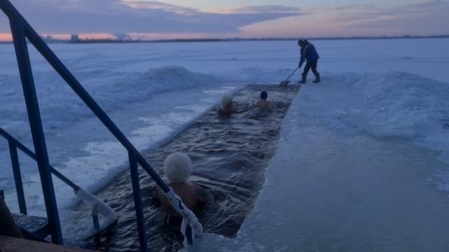 Моржуем круглый год 23.02.24 г ! 
Вода +0,3 На улице -18?
#морж #Саратов #спортивнаябригада64