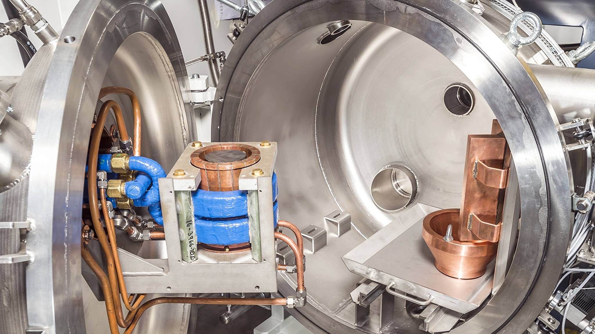 Вакуумная печь пв-900. Вакуумная нагревательная камера. Вакуумная индукционная печь. Вакуумная индукционная печь zg-5000. Вакуумная плавильная печь.