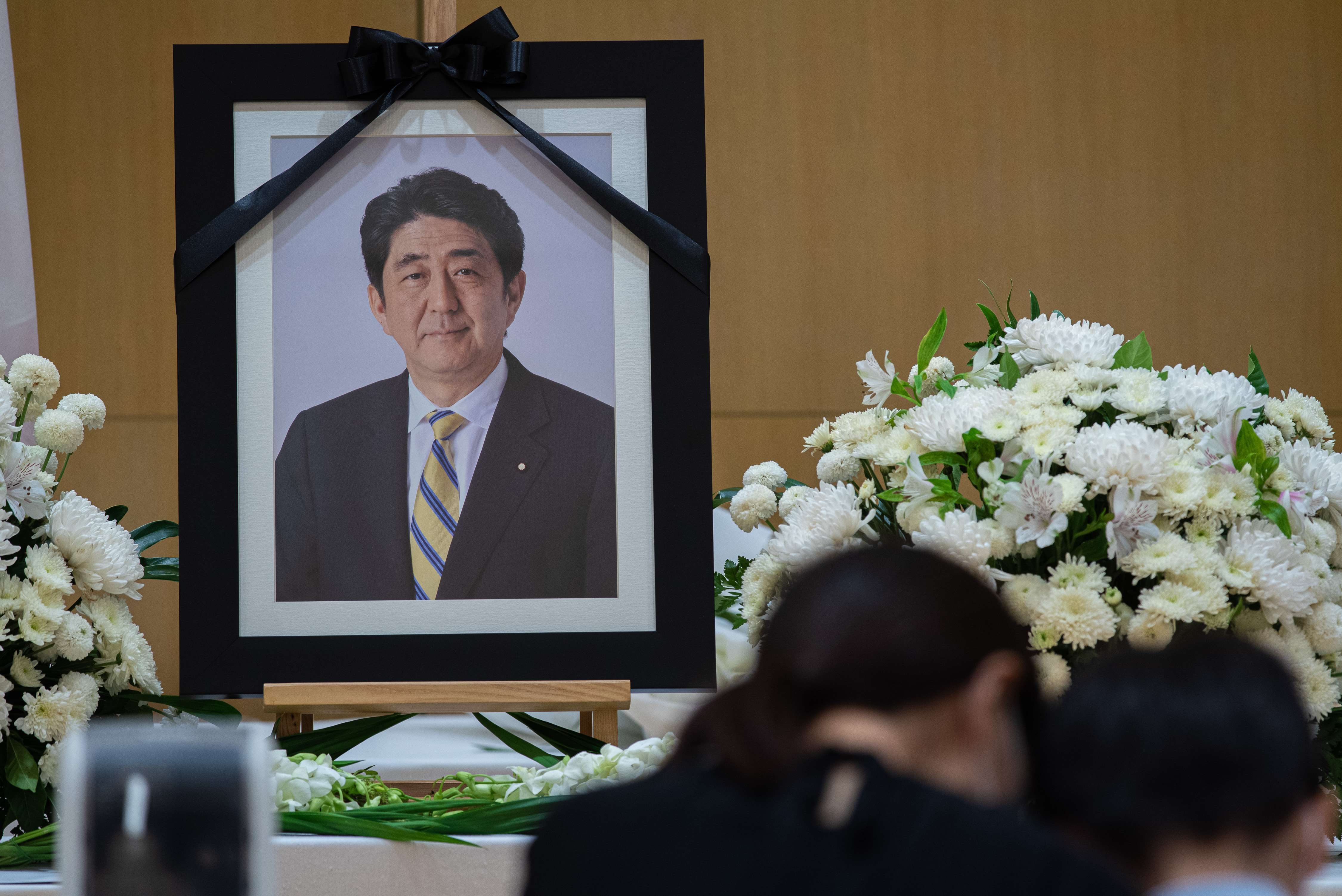 Премьер министр убили. Министр Японии Синдзо Абэ. Премьер Японии Синдзо Абэ. Премьер Японии Абэ могила.