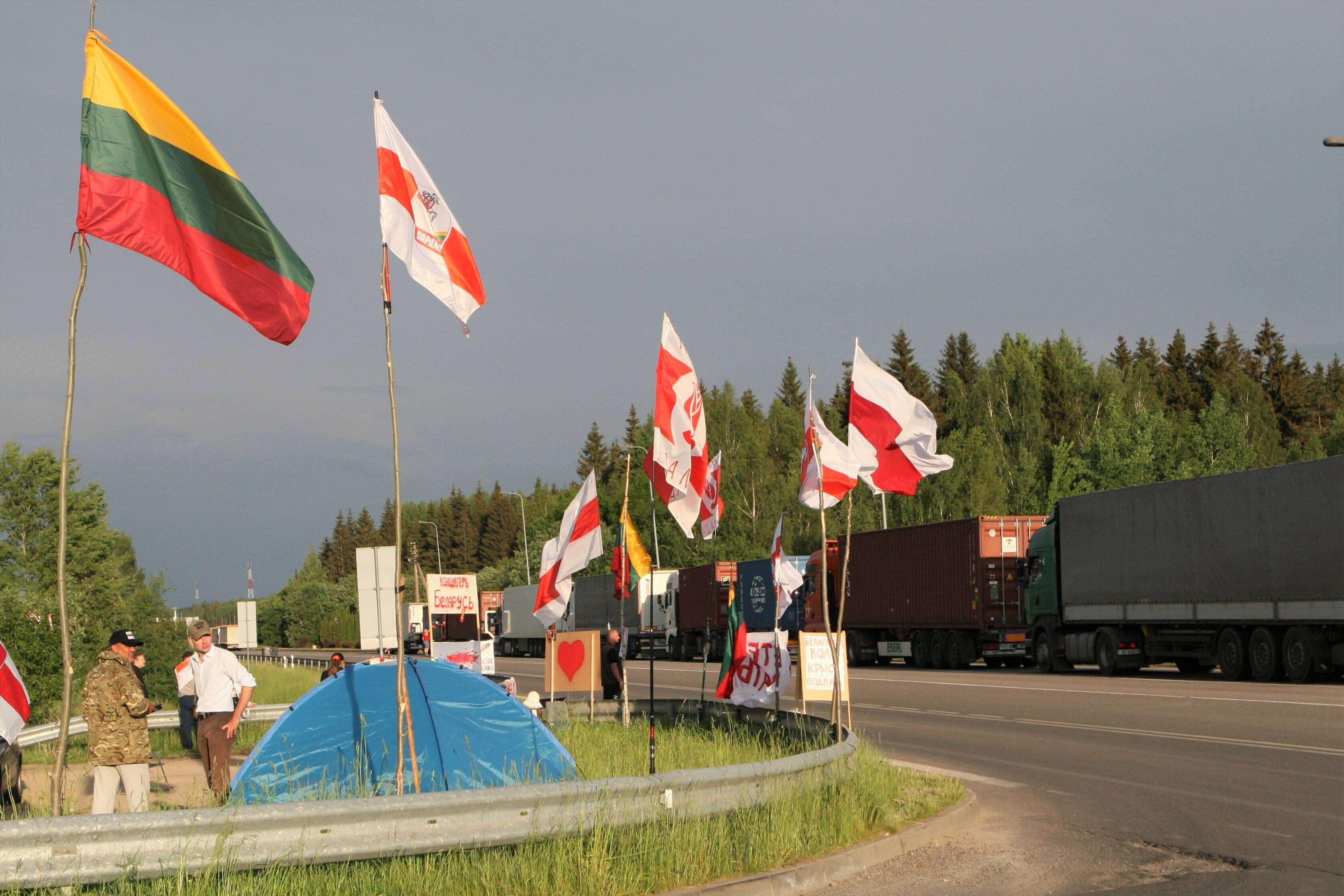 У границ белоруссии накалилась обстановка. Стена Литва Белоруссия. Граница Литва Беларусь. Пограничники Литвы. Беларусь против Литвы.