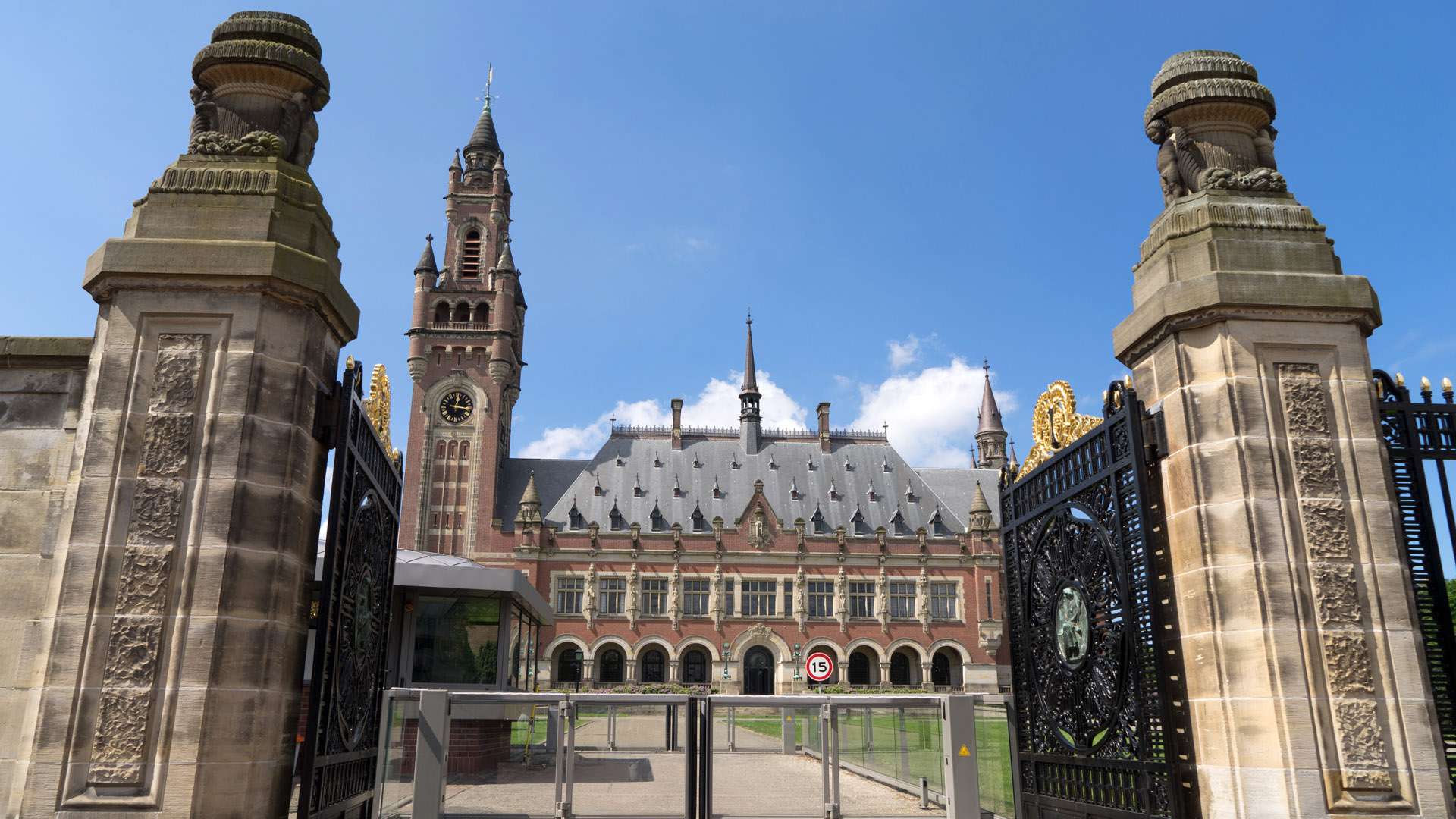 Дворец правосудия в гааге. Гаага признала. Обезумевшая европа памятник в гааге. Гаага трибунал. Гаагский пух.