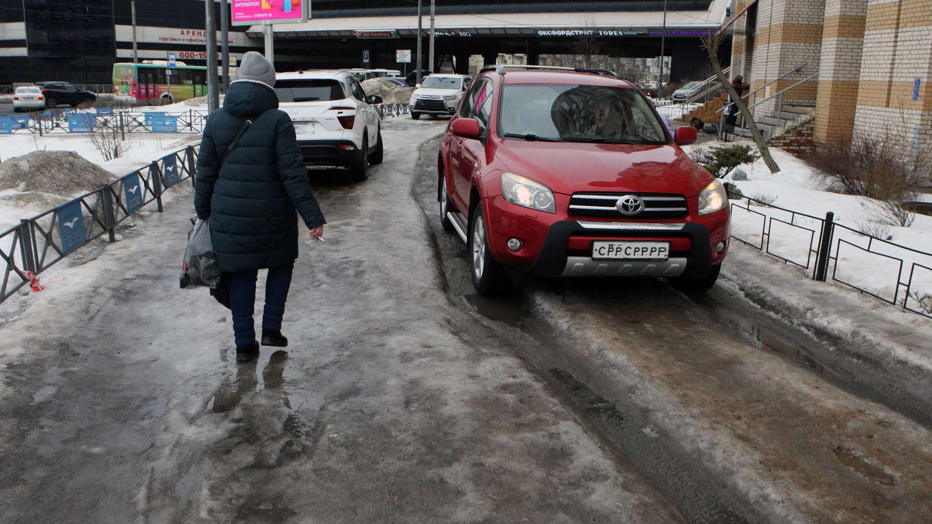 Продлили на 3 года. Гололедица в Москве. Гололедица. В Подмосковье продлили желтый уровень опасности из за гололеда. Опасность при гололедице.