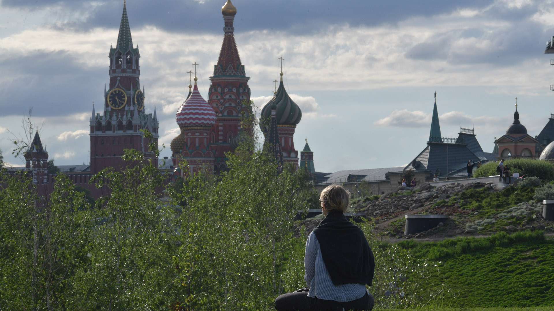 Lives in moscow. Москва места для посещения туристов. Топ мест для туристов Москва. Дом возле Кремля со статуями девушек. Москва плюс 25 фото.