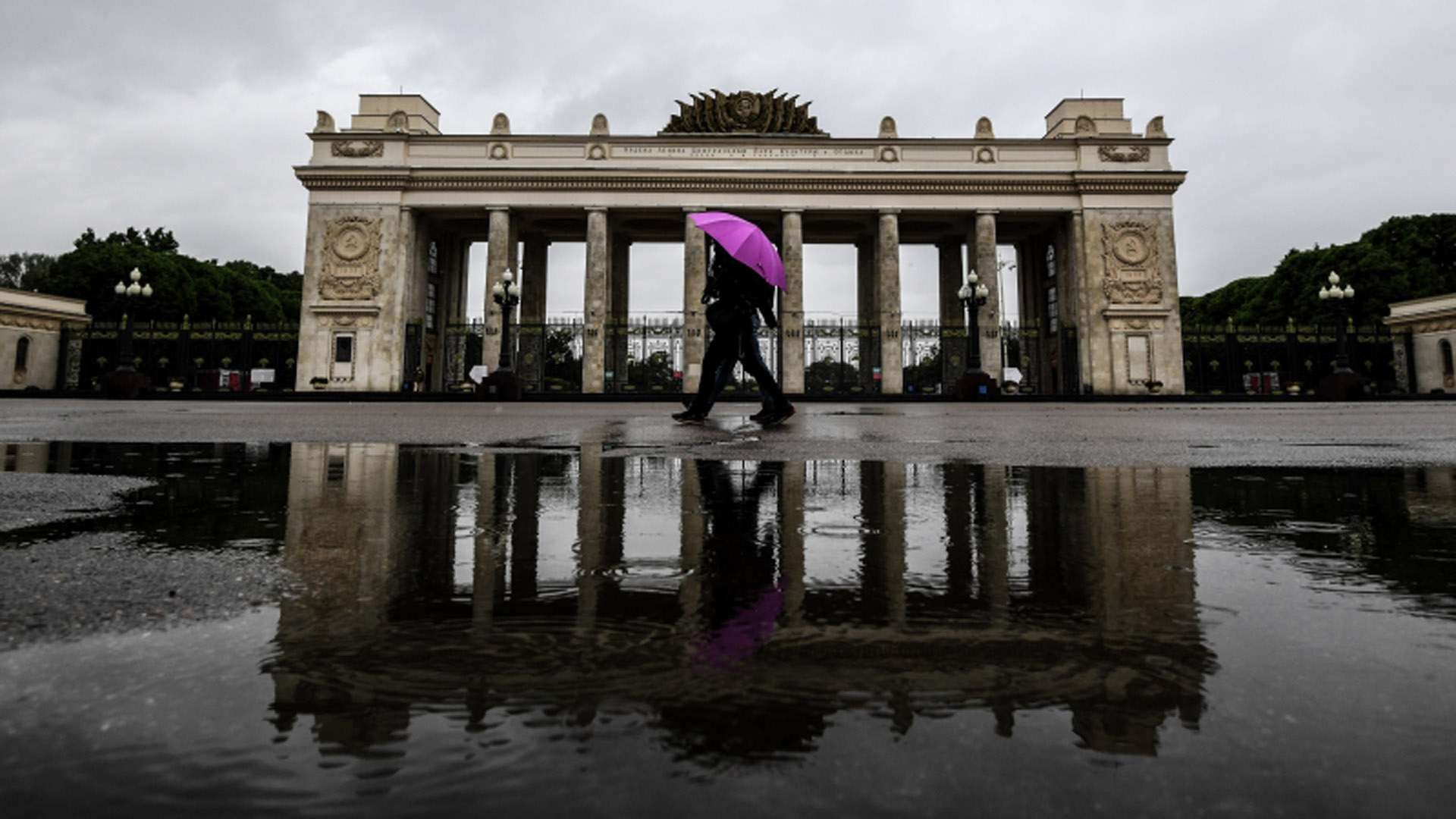 несчастный случай парк ривьера на горках. парк горького закрывается. парк горького москва. сквер возле дворца гагарина ставрополь. центральный парк имени горького москва.