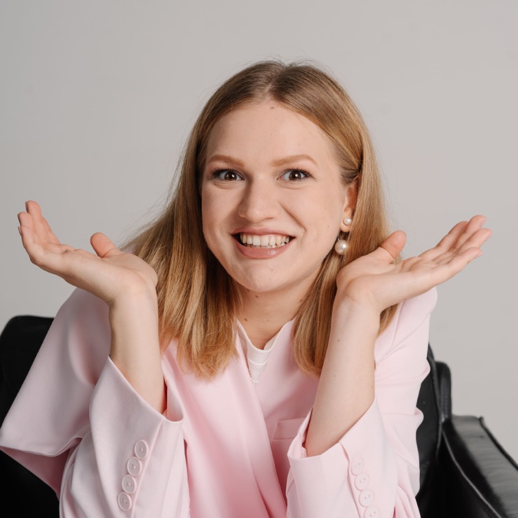 Иконка канала Лиза Козловцева - ведущая, певица и церемониймейст