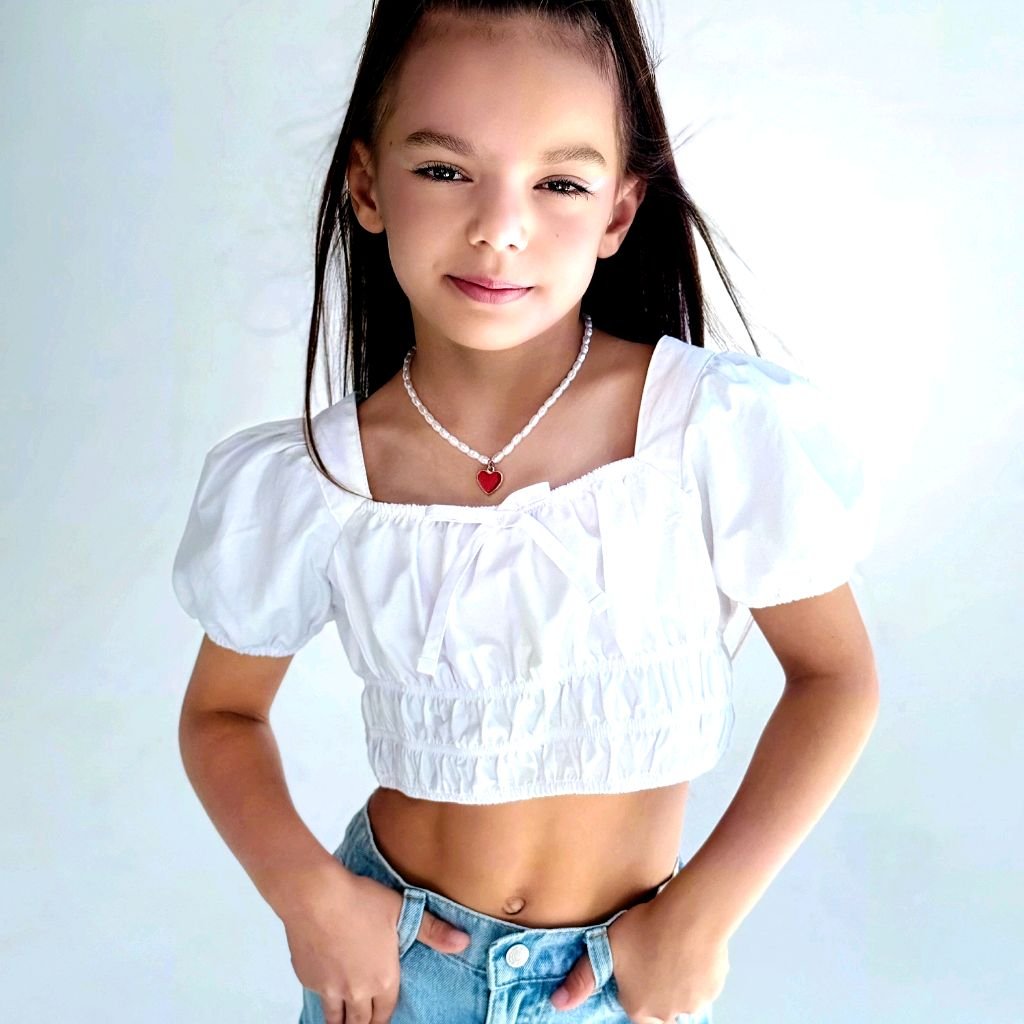 Иконка канала Алиса и много разных видео.