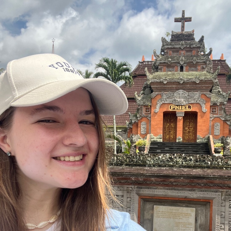 Иконка канала Аня везде дома 🌎