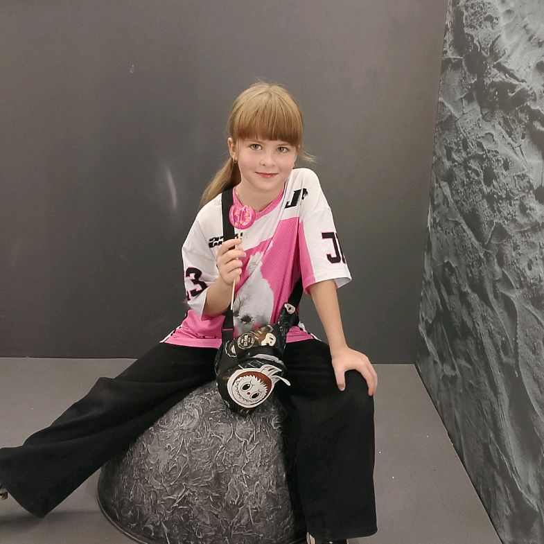 Иконка канала Арина я рисую и пробую конфеты