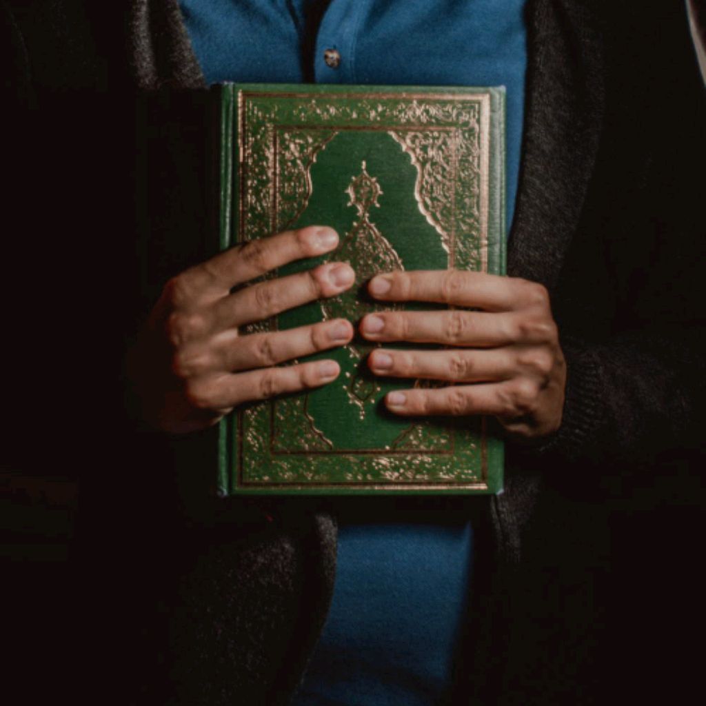Коран в руках