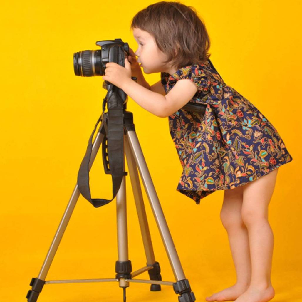 Фотограф дети. Ребенок фотографирует. Фотоаппарат для детей. Ребенок с видеокамерой. Ребенок фотограф.