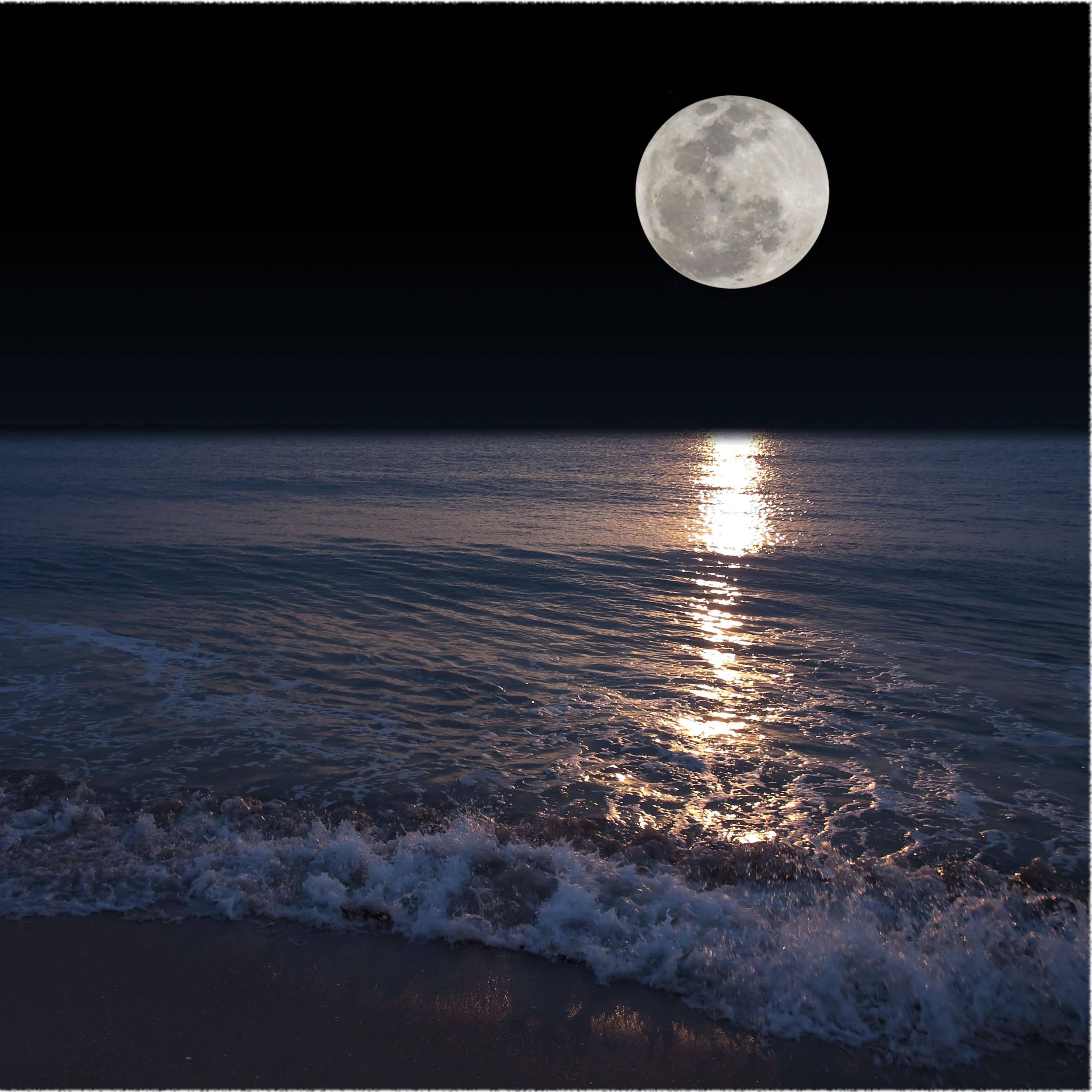 Вдали светит луна. Ночное море. Ночь в море. Луна и море. Ночь на берегу моря.