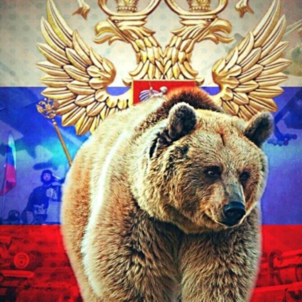Медведь с российским флагом