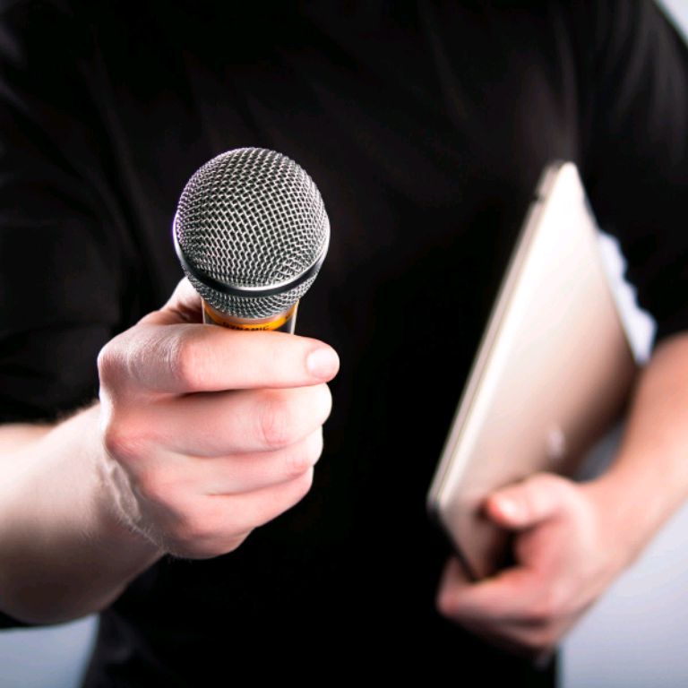 Человек дает интервью картинка