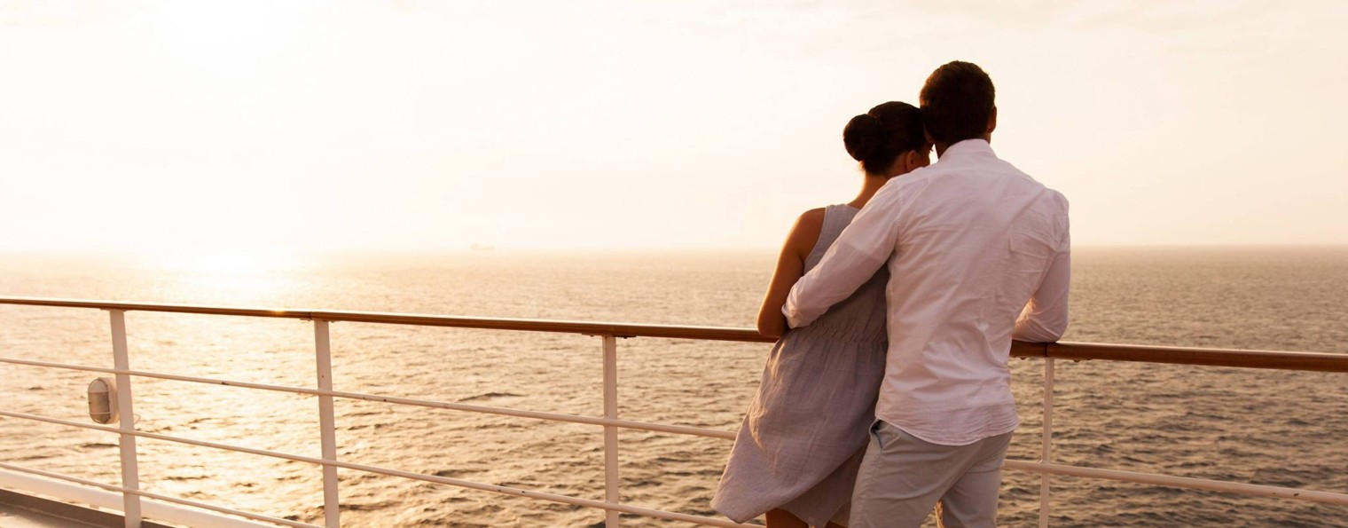 Счастливые пары со спины. Влюбленные со спины картинки. Парень с девушкой обнимаются в темноте. Пары со спины. Красивая пара.