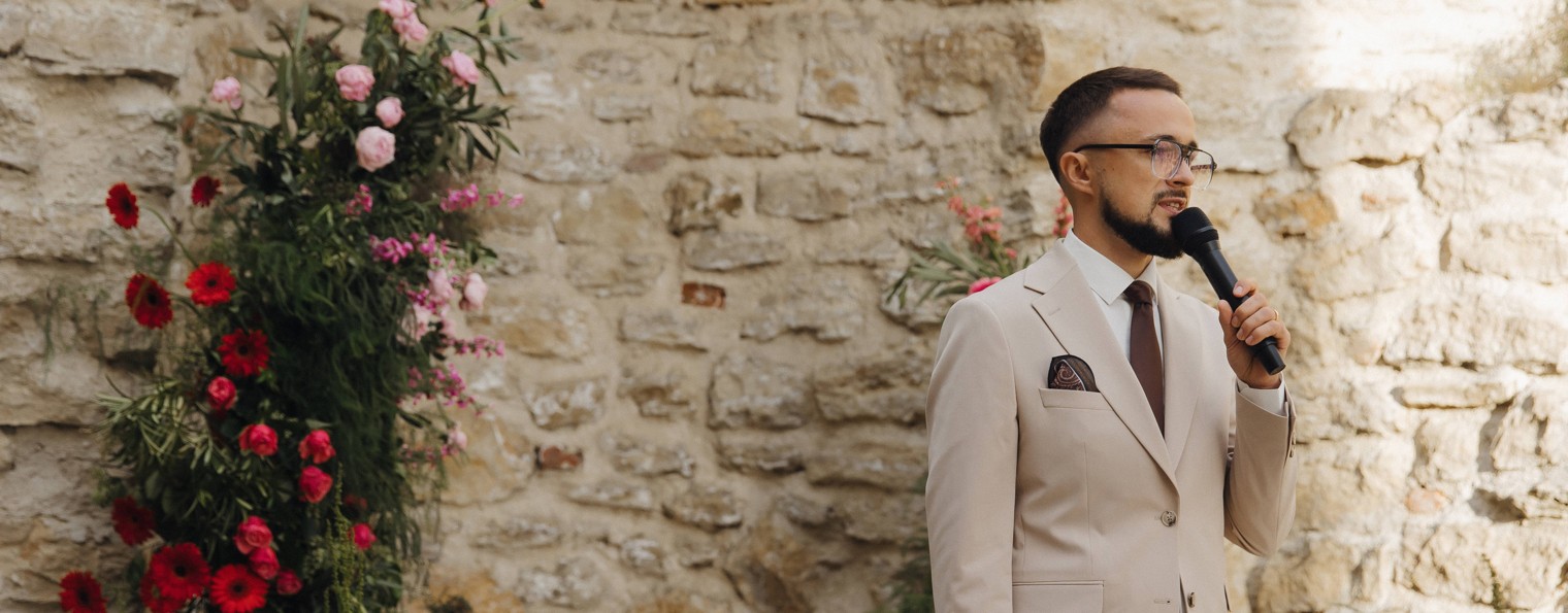 Ведущий Денис Калмыков