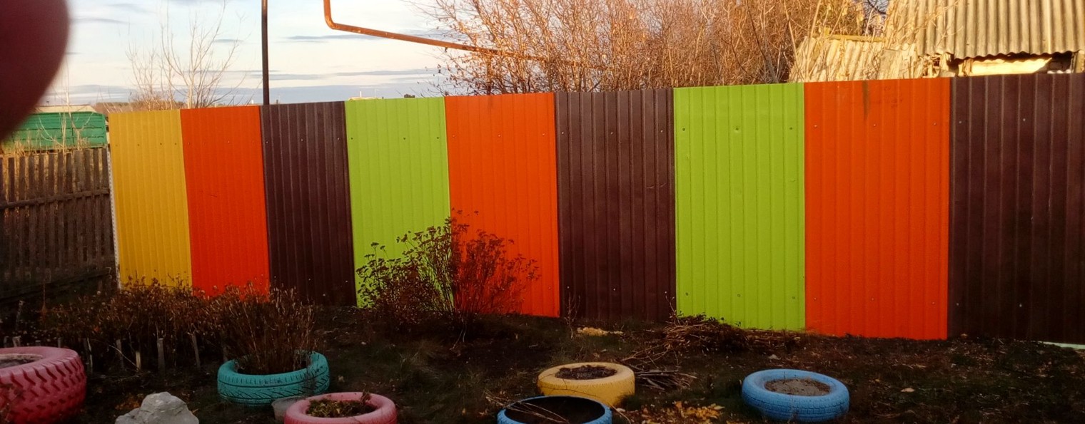 Веселый забор в деревне