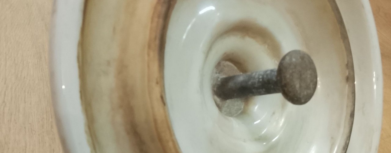 Коллекционер изоляторов.