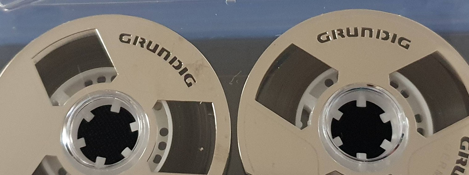 Аудиокассеты и наклейки