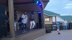 Пансионат Альтаир. Озеро Шира. Начинается дискотека с африканцами. Август 2021