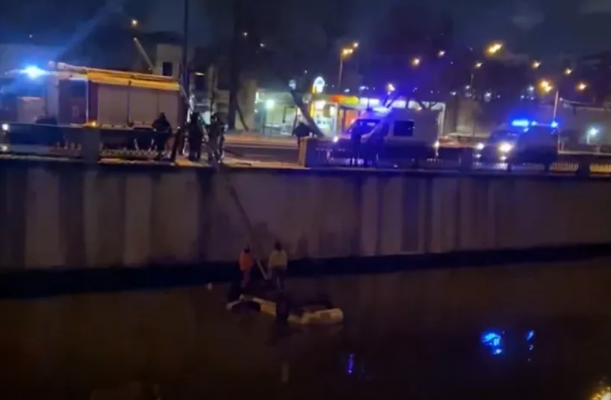 Легковушка с автоледи за рулем съехала в реку в центре Москвы