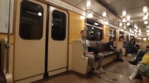 Перегон в тоннеле метро на ретро-поезде «Сокольники»