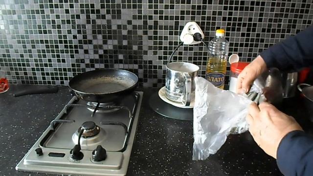 Жарим мойву в муке на сковороде . смотреть онлайн