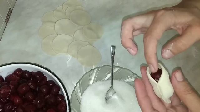 Вареники с вишней на продажу.Раскрываю все секреты. Быстрый способ почистить вишню от косточки. смотреть онлайн