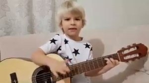 Мальчик играет на гитаре песню Виктора Цоя "Белый снег, серый лёд"