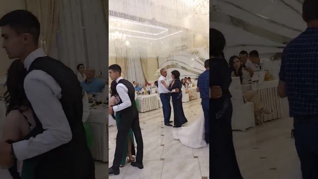 Выступление на свадьбе. Песня для родителей смотреть онлайн