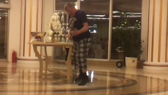 Дядя Миша танцует)))) смотреть онлайн