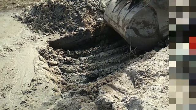 Большой ЭКСКАВАТОР копает яму.