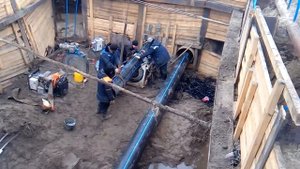 Протаскивание рабочей трубы в футляр часть 1