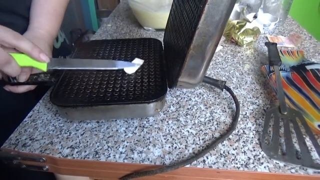 Вафельные трубочки и старая советская вафельница