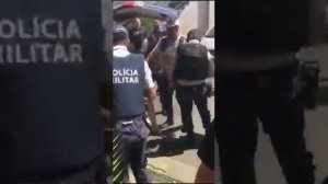 Полиция не может угомонить женщину