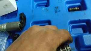 BMW мотор#n43 #ошибка30c1 замена електро регулятора давление масла(при обрыве).