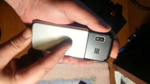 Jinga Simple F370 Как снять заднюю крышку с мобильного телефона.