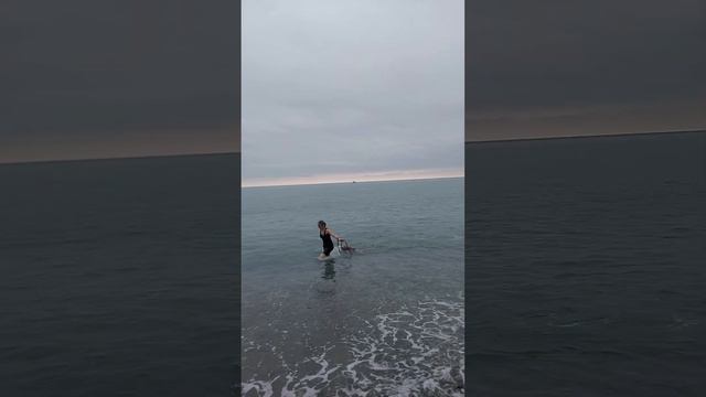 Мы на море !!!!мама открыла сезон купания смотреть онлайн