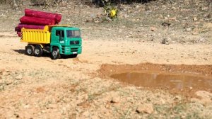 Грузовик с сандаловым деревом застрял в луже