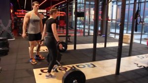 Она сильнее парней из своего офиса. Из девочки в монстры силы