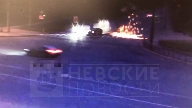 Появилось видео с камеры на Светлановском проспекте, где иномарка снесла светофор