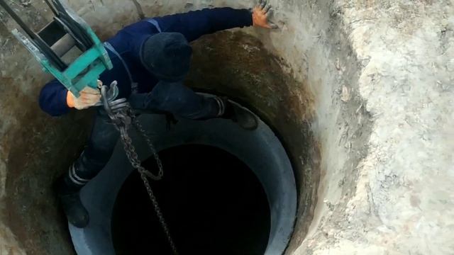 Дренажный колодец. У них троса не хватило. смотреть онлайн