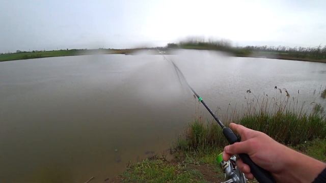 РВЕМ ШНУР НА ПОДСЕЧКАХ!ПОКЛЕВКИ ЕСТЬ!А РЫБА ГДЕ?ВЕСЕННИЙ СПИННИНГ С БЕРЕГА.ЛОВЛЯ СУДАКА С БЕРЕГА. смотреть онлайн