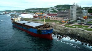 Сухогруз сел на мель в центре города на Сахалине