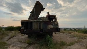 Вернулись посмотреть на заброшенную военную технику спустя год и удивились как ее разворовали