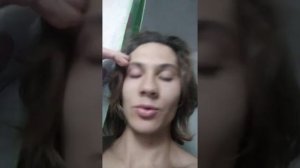 Попала соринка в глаз, которую не видно